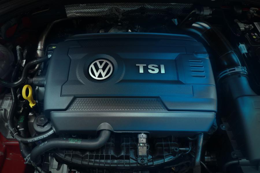 Моторный отсек Volkswagen Jetta GLI Edicion Aniversario 2019 года  (MX) (фото 16 из 18)